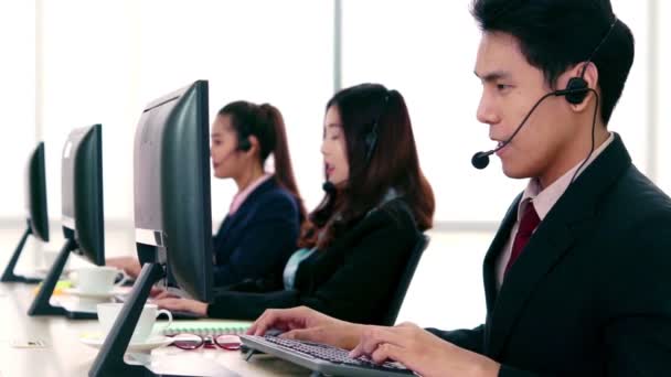 Liikemiehet käyttävät toimistossa toimivia kuulokkeita - Materiaali, video