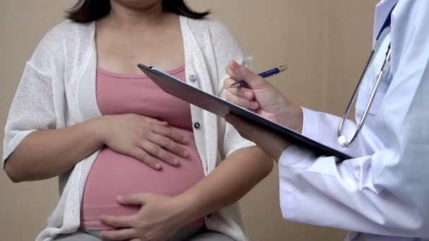 Zwangere vrouw en gynaecoloog arts in het ziekenhuis - Video