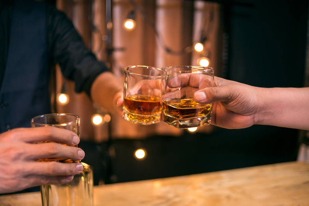 Vier whisky op een gezellig feestje in restaurant - Foto, afbeelding