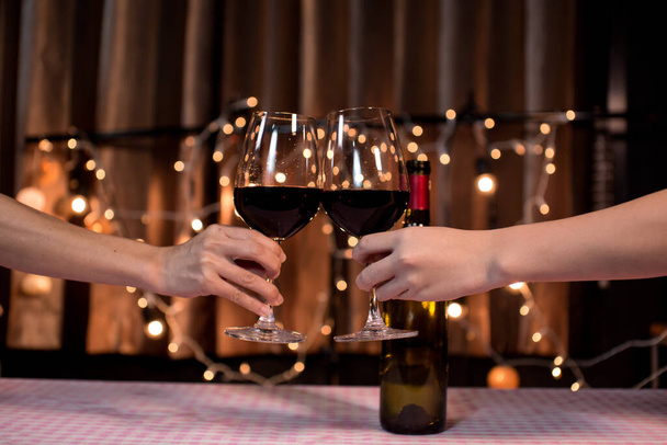 Γιορτάστε το κρασί ουίσκι σε ένα φιλικό πάρτι στο εστιατόριο - Φωτογραφία, εικόνα