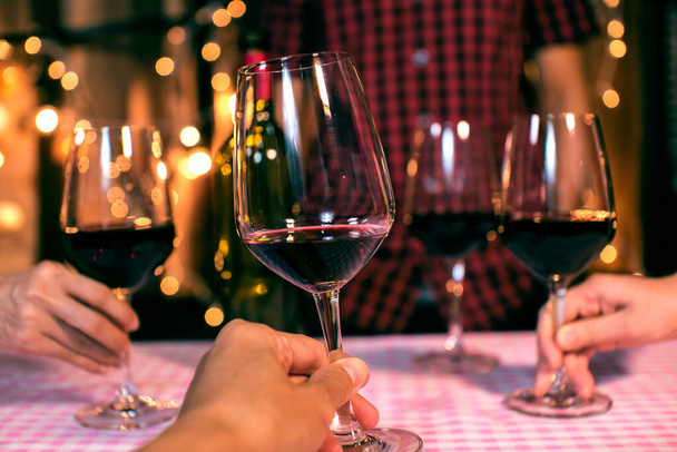Γιορτάστε το κρασί ουίσκι σε ένα φιλικό πάρτι στο εστιατόριο - Φωτογραφία, εικόνα