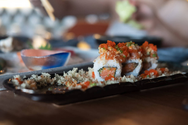 Selectieve focus van Californische sushi. Japans eten in restaurant - Foto, afbeelding