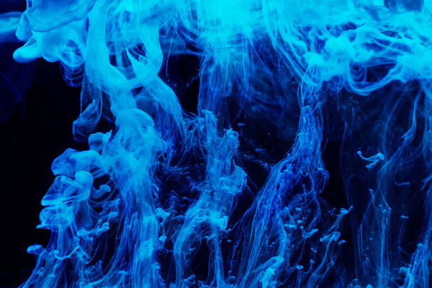 Kék cseppek mozognak a vízben - Fotó, kép