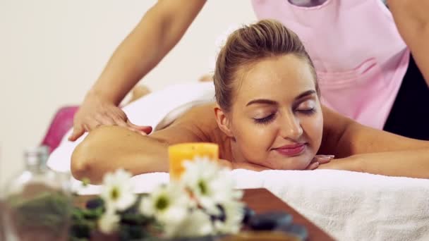 Mujer obtiene de vuelta spa de masaje por terapeuta de masaje. - Metraje, vídeo