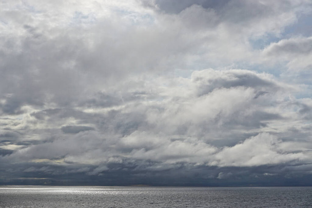 Güneş, Alaska Körfezi üzerindeki fırtına bulutlarını delip geçiyor.. - Fotoğraf, Görsel