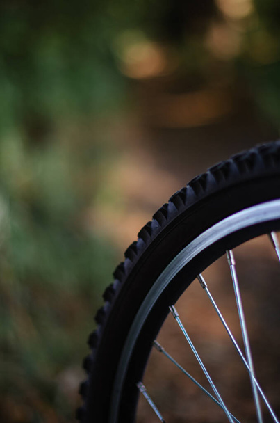 parte de la rueda de la bicicleta, fondo enjuagado verde
 - Foto, imagen