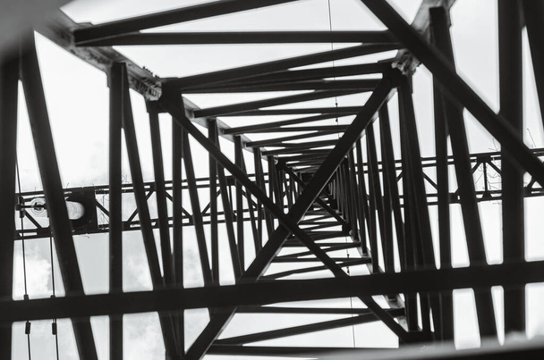 Столб передачи электроэнергии силуэт против голубого неба в сумерках
 - Фото, изображение
