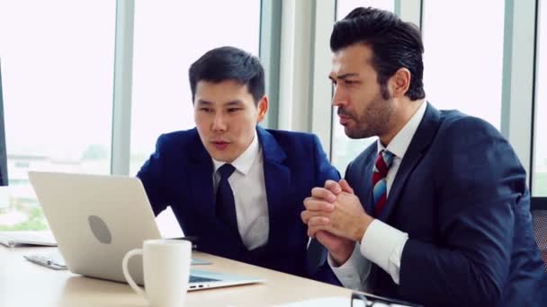 Двое бизнесменов обсуждают стратегию проекта в офисе - Кадры, видео