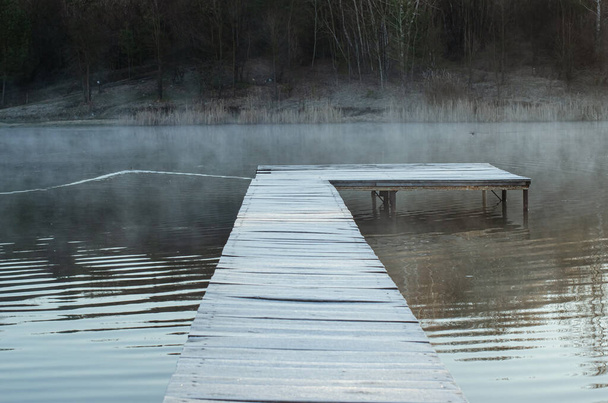puerto deportivo en la primavera temprano en la mañana. lago de niebla
 - Foto, imagen