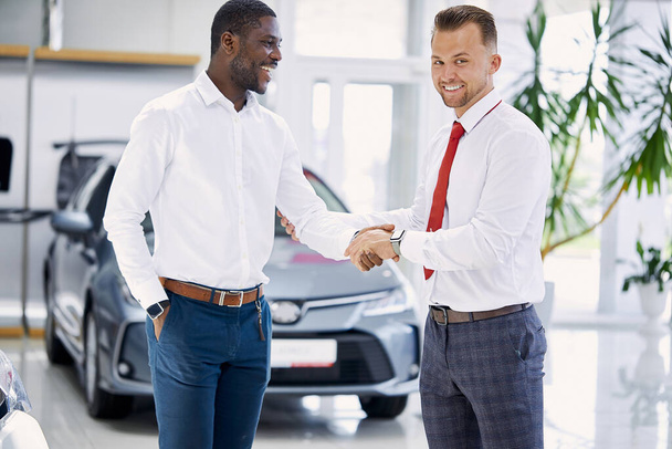 sales agent and customer man shaking hands - Foto, Imagen