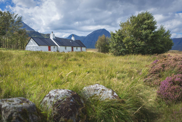 Blackrock cottage and buachaille etive mor, Glencoe, Scotland. Фотографія високої якості - Фото, зображення