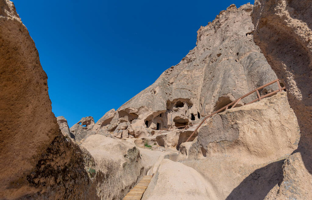 De paden in de Selime kathedraal. Klooster Selime in Cappadocië, Turkije. Selime is een stad aan het einde van de Ihlara Vallei. Het klooster is een van de grootste religieuze gebouwen. Grotformaties. - Foto, afbeelding