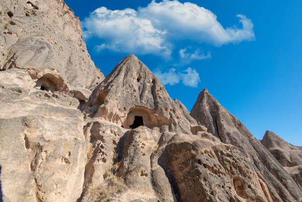 De paden in de Selime kathedraal. Klooster Selime in Cappadocië, Turkije. Selime is een stad aan het einde van de Ihlara Vallei. Het klooster is een van de grootste religieuze gebouwen. Grotformaties. - Foto, afbeelding