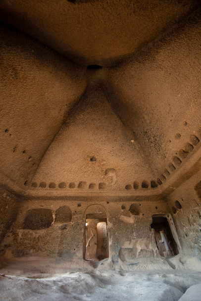 Stezky v katedrále Selime. Selime Monastery in Cappadocia, Turkey. Selime je město na konci údolí Ihlara. Klášter je jednou z největších náboženských staveb. Jeskynní útvary. - Fotografie, Obrázek