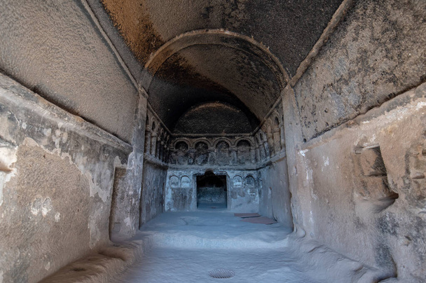 Τα μονοπάτια μέσα στον καθεδρικό ναό Σελίμ. Μονή Σελίμ στην Καππαδοκία της Τουρκίας. Το Σελίμ είναι στην πόλη στο τέλος της κοιλάδας Ιλάρα. Η Μονή είναι ένα από τα μεγαλύτερα θρησκευτικά κτίρια. Σχηματισμοί σπηλαίων. - Φωτογραφία, εικόνα