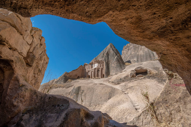 Τα μονοπάτια μέσα στον καθεδρικό ναό Σελίμ. Μονή Σελίμ στην Καππαδοκία της Τουρκίας. Το Σελίμ είναι στην πόλη στο τέλος της κοιλάδας Ιλάρα. Η Μονή είναι ένα από τα μεγαλύτερα θρησκευτικά κτίρια. Σχηματισμοί σπηλαίων. - Φωτογραφία, εικόνα