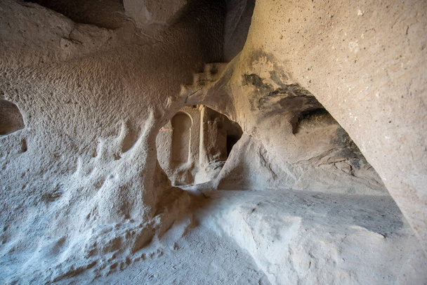 Wewnątrz kościoła jaskiniowego Bahattin Samanlg Kilisesi w Belisrma w Kapadocji w Turcji. Wioska na końcu doliny Ihlara. Klasztor jest jednym z największych budynków sakralnych. Formacje jaskiń - Zdjęcie, obraz