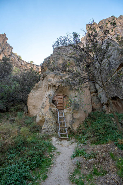 El Valle de Ihlara o Valle de Peristrema (en turco: Ihlara Vadisi) es un cañón en el suroeste de la región turca de Capadocia. Provincia de Aksaray, Turquía. Hermoso paisaje con iglesia cueva - Foto, imagen