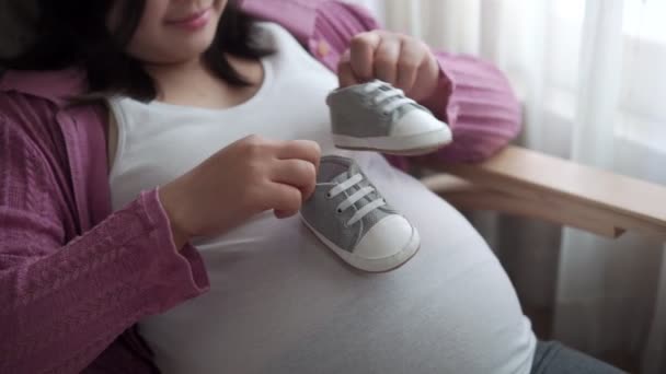 Glückliche Schwangere und erwartetes Baby zu Hause. - Filmmaterial, Video