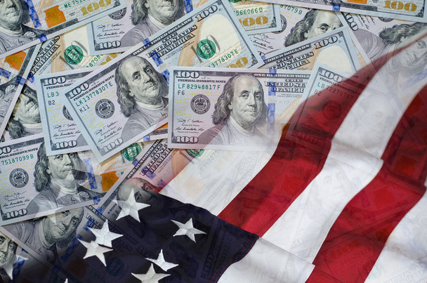 Contexte de cent États-Unis d'Amérique Dollar des États-Unis devise avec drapeau des États-Unis. - Photo, image
