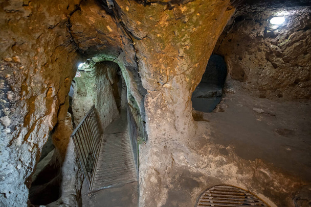 Невшехир, Турция. Тоннель подземного города Каймакли Деринкую в Каппадокии, Турция. Древний многоуровневый пещерный город - Фото, изображение