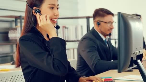 Biznesmeni noszący słuchawki pracujący w biurze - Materiał filmowy, wideo