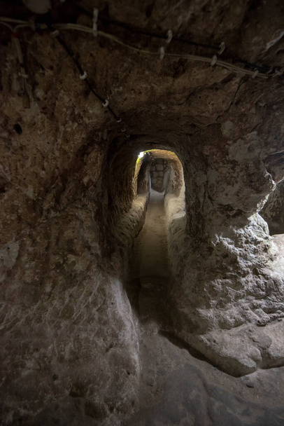Nevsehir, Türkiye. Kapadokya 'daki Kaymakli Derinkuyu Yeraltı Kenti Tüneli. Eski, çok katlı bir mağara şehri. - Fotoğraf, Görsel