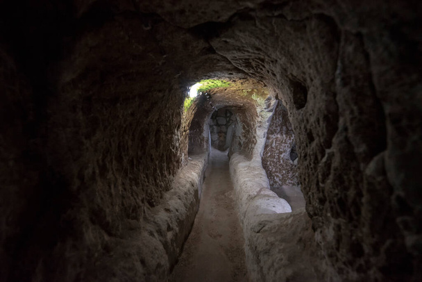 Nevsehir, Turcja. Tunel podziemnego miasta Kaymakli Derinkuyu w Kapadocji w Turcji. Starożytne wielopoziomowe miasto jaskiniowe - Zdjęcie, obraz