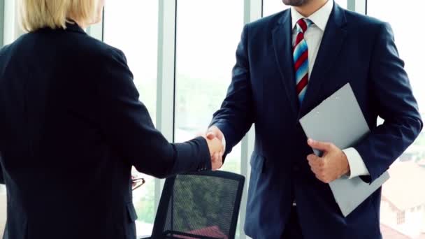 オフィスで友人と握手するビジネスマン - 映像、動画