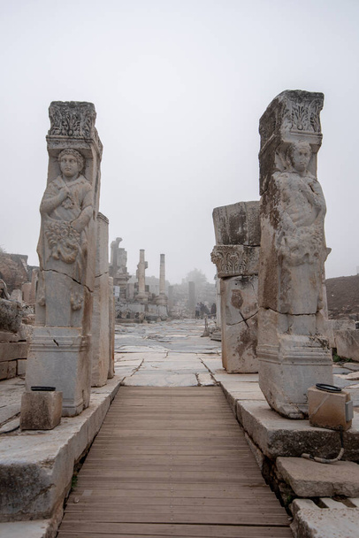 Efez, Selkuk Izmir, Turcja - Starożytne miasto Efes. Lista światowego dziedzictwa UNESCO ze starożytnymi rzymskimi budynkami na wybrzeżu Ionii. Najczęściej odwiedzane starożytne miasto w Turcji - Zdjęcie, obraz