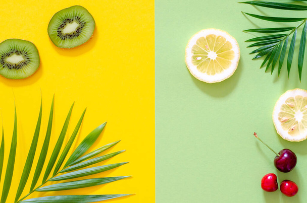 Heldere kleurrijke achtergrond met exotisch geschilderde tropische palmbladeren en fruit. - Foto, afbeelding