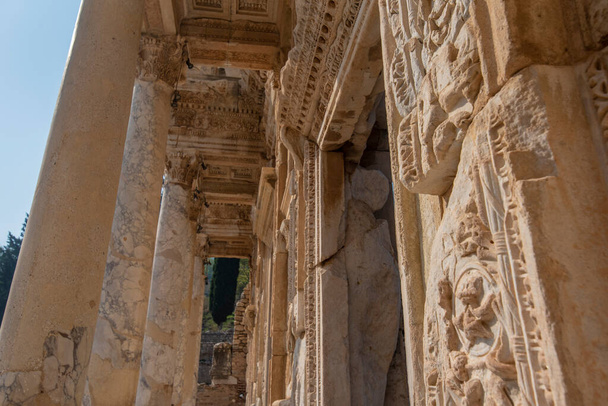 Bibliotheek van Celsus in Efes. Beeldhouwkunst in de oude stad Efeze, Selcuk Izmir, Turkije. De UNESCO werelderfgoedlocatie was een oud Romeins gebouw aan de kust van Ionië ter ere van Tiberius. - Foto, afbeelding