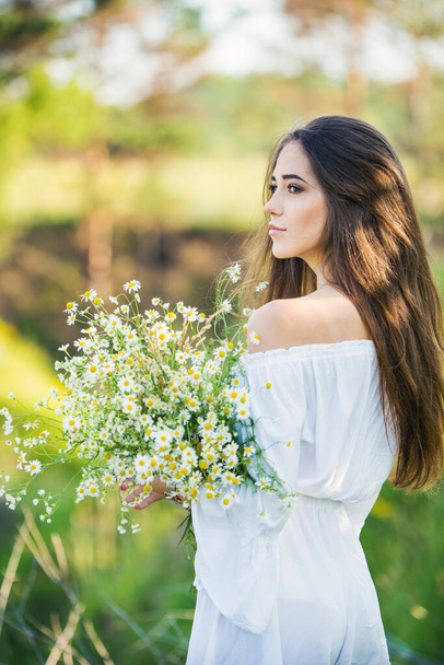 portrait of a beautiful young girl with bouquet, outdoors, in the field - Fotografie, Obrázek