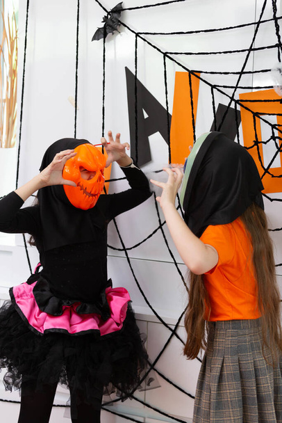 Счастливый Хэллоуин от двух сестер в карнавальном костюме в украшенном доме - Фото, изображение