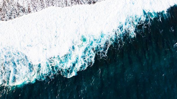 Superfície oceânica ondulada turquesa com ondas. Férias na exótica ilha de Bali. - Foto, Imagem