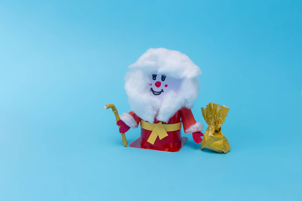 artisanat de vacances pour les enfants, bricolage, facile Santa Claus artisanat fait fom yaourt boîte en plastique - Photo, image