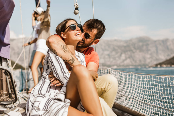 Любящая пара проводит счастливое время на яхте в море. Роскошный отдых на теплоходе.  - Фото, изображение