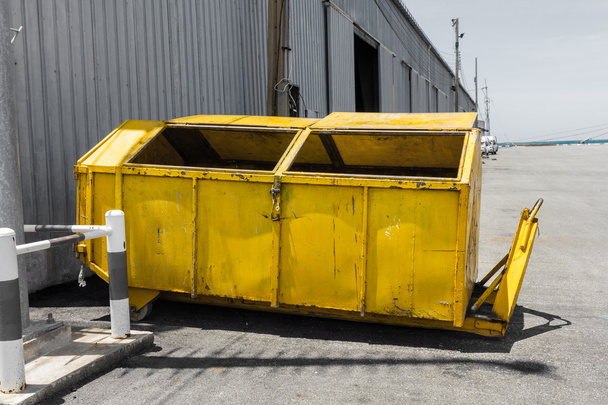 déchets métalliques jaunes skip
 - Photo, image
