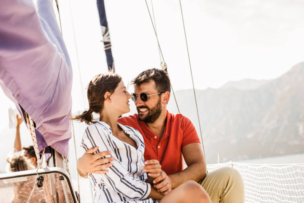 Szerető pár töltenek boldog időt egy jachton a tengeren. Luxus nyaralás a tengerparton.  - Fotó, kép