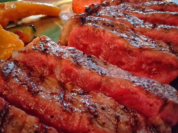 Közepesen felszeletelt marhahús. Barbecue steak Bordaszem. Hagyományos amerikai stílusú ételek.  - Fotó, kép