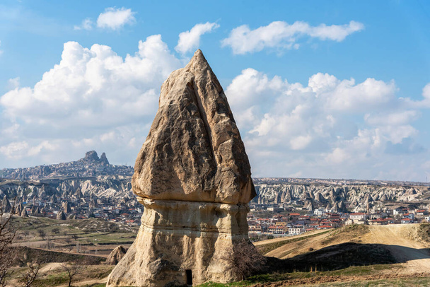 23. Februar 2018: Wunderschöne Landschaft mit uralter geologischer Formation im Kappadokien-Tal, Türkei - Foto, Bild