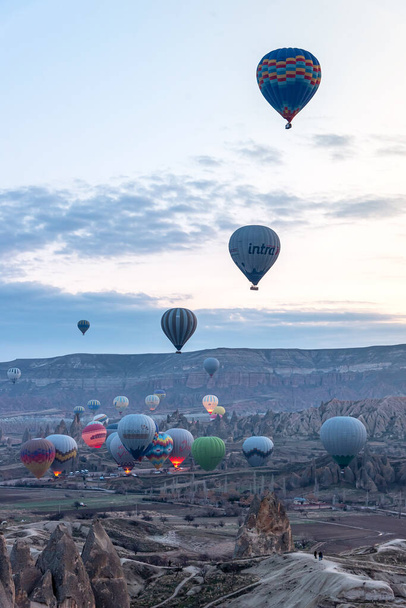 26 лютого 2018: Balloons flight over Cappadocia valley. Горем, Каппадокія, Туреччина - Фото, зображення
