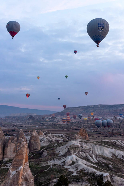 24 lutego 2018: Lot balonów nad doliną Kapadocji. Goreme, Kapadocja, Turcja - Zdjęcie, obraz