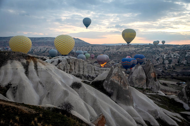 24 Φεβρουαρίου 2018: Μπαλόνια πετούν πάνω από την κοιλάδα της Καππαδοκίας. Goreme, Καππαδοκία, Τουρκία - Φωτογραφία, εικόνα