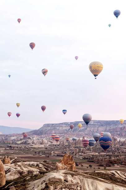 24 Φεβρουαρίου 2018: Μπαλόνια πετούν πάνω από την κοιλάδα της Καππαδοκίας. Goreme, Καππαδοκία, Τουρκία - Φωτογραφία, εικόνα