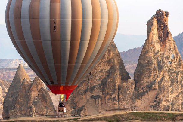 26 de febrero de 2018: Un vuelo en globo sobre el valle de Capadocia. Goreme, Capadocia, Turquía
 - Foto, imagen