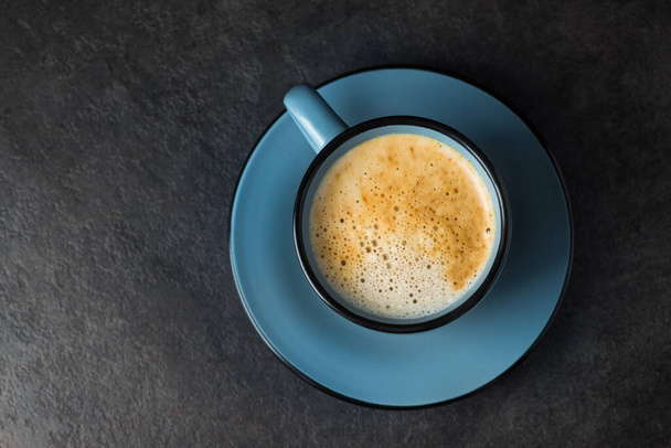 Kék csésze ízletes kávé egy kő asztal, felső nézet - Fotó, kép