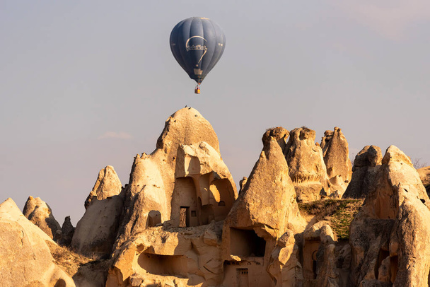 26 lutego 2018: Jeden lot balonem nad doliną Kapadocji. Goreme, Kapadocja, Turcja - Zdjęcie, obraz