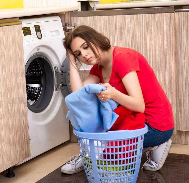 Žena doma pere prádlo - Fotografie, Obrázek