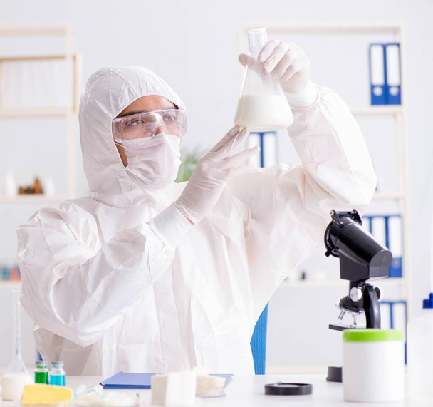 Lebensmittelwissenschaftler testet neue Stoffe im Labor - Foto, Bild